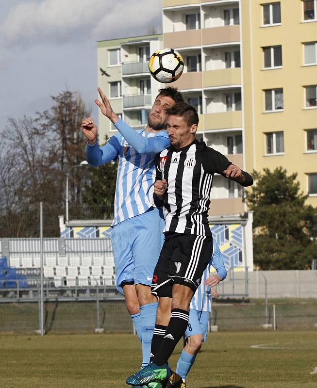 Fotbalisté Prostějova (ve světlém) prohráli s Českými Budějovicemi 0:1.