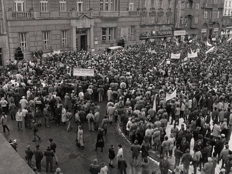 V pondělí 27. listopadu 1989 se v Prostějově konala generální manifestační stávka, při níž se náměstí před radnicí zaplnilo prostějovskými občany. 