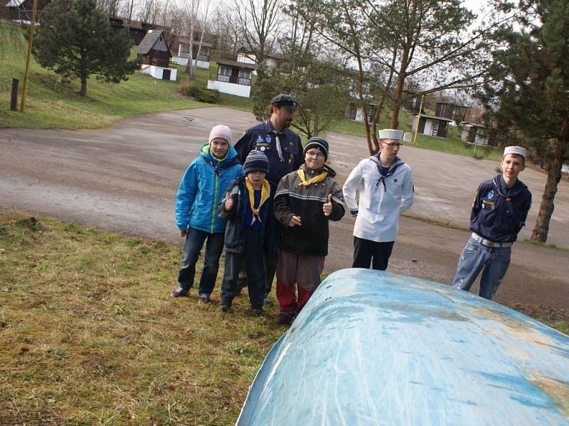 V kempu Žralok se připravují na sezonu i vodní skauti z plumlovského oddílu Bukanýr. Své umění předvedou třeba prostřednictvím vodní bitvy na Podhradském rybníku, kterou chystají na 31. května v rámci oslav dne dětí.