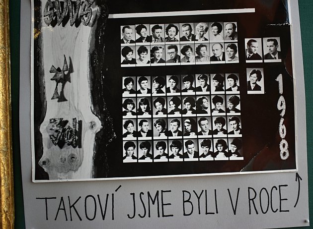 Maturitní tablo z roku 1968 a současná podoba tehdejších maturantů budí pozornost Prostějovanů.