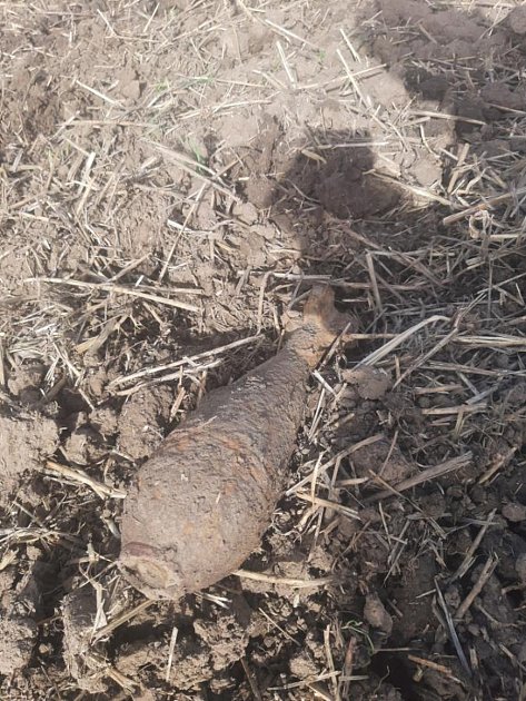 Minometný granát z 2. světové války nalezl muž na poli u Želče.