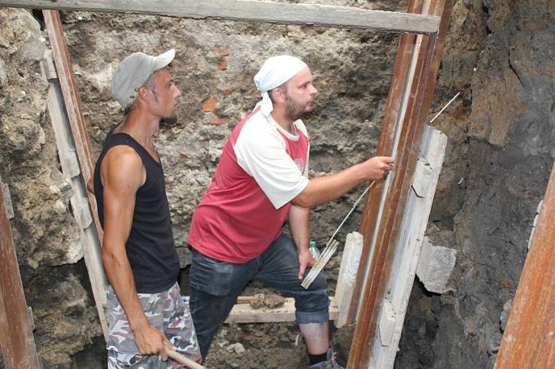 Archeologové ve výkopu před prostějovskou radnicí