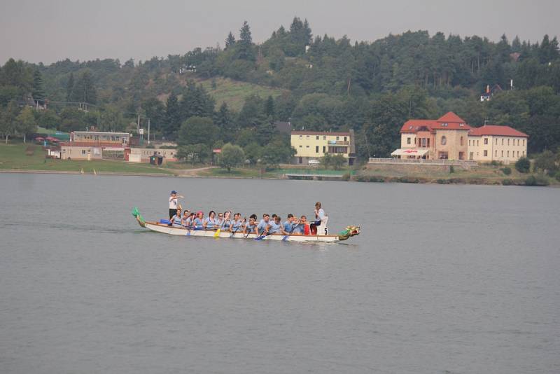 Téměř stovka posádek dračích lodé se o víkendu prala s vodou v Plumlovské přehradě. Družstva dorazila z blízkého okolí, ale také ze severních Čech či ze Slovenska. 