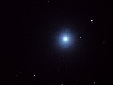 Noční oblohu v těchto dnech zdobí jasná kometa, kterou objevil v minulém roce amatérský astronom Terry Lovejoy