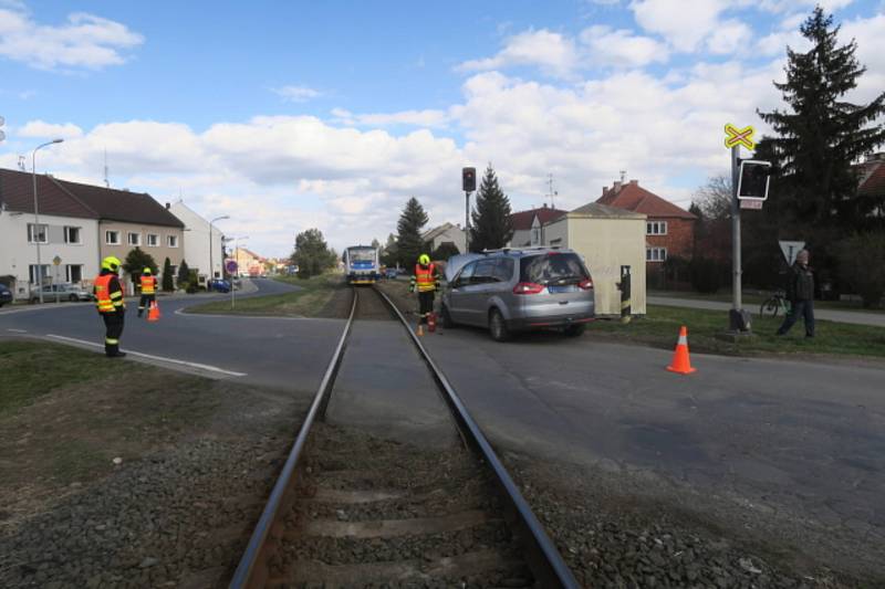 Nehoda osobního auta s vlakem v Kostelci na Hané. 11. 4. 2022