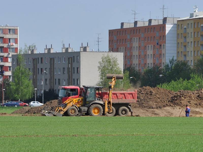 Příprava stavby sportovní haly za prostějovskou nemocnicí.