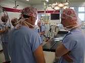 Nemocnice v Prostějově získala technologickou novinku. Jeden z operačních sálů byl osazený antibakteriálními skly, která ničí bakterie.