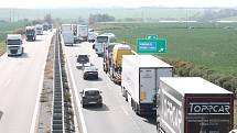 Po vážné nehodě dodávky a kamionu na D46 u Brodku u Prostějova se vytvořila několikakilometrová kolona