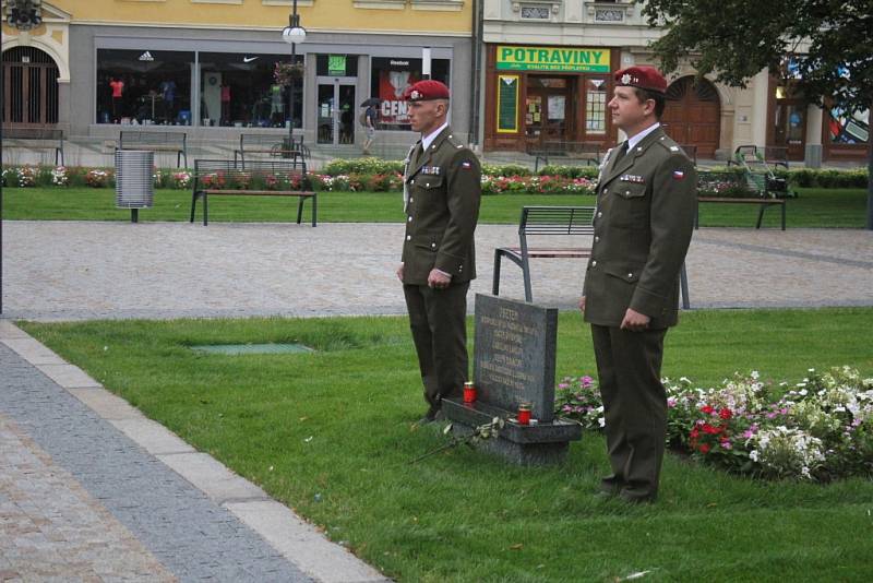 Krvavou neděli v srpnu 1968 si připomněli radní u památníku tří obětí sovětských vojsk.