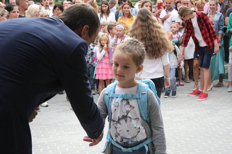 Děti nastupující do základní školy Jana Železného byli pasováni na prvňáčky.