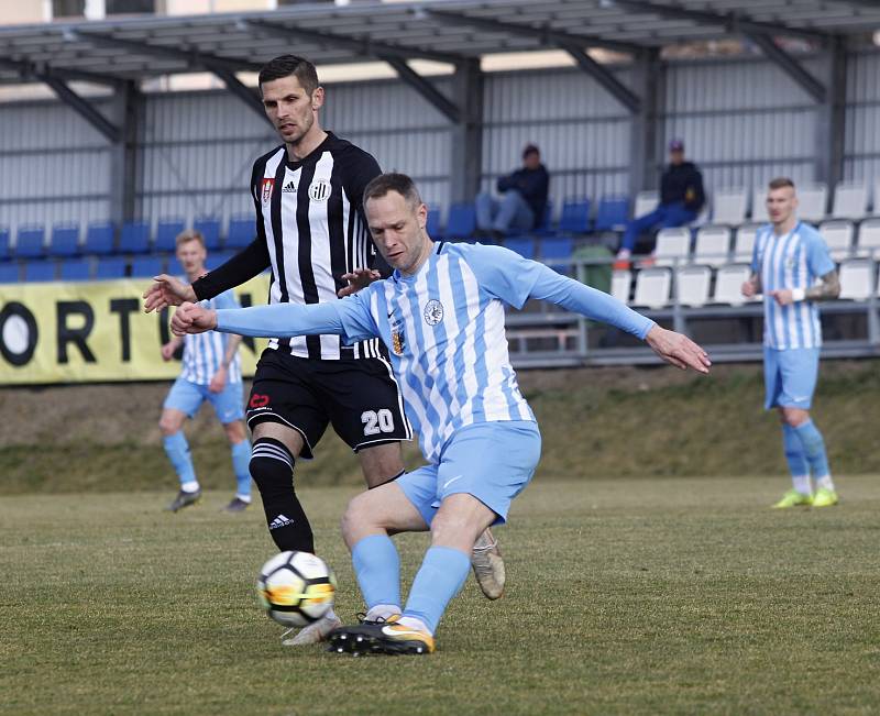 Fotbalisté Prostějova (ve světlém) prohráli s Českými Budějovicemi 0:1.