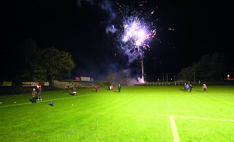 Čechovičtí fotbalisté uspořádali v den státního svátku v areálu hřiště velkou haloweenskou slavnost.