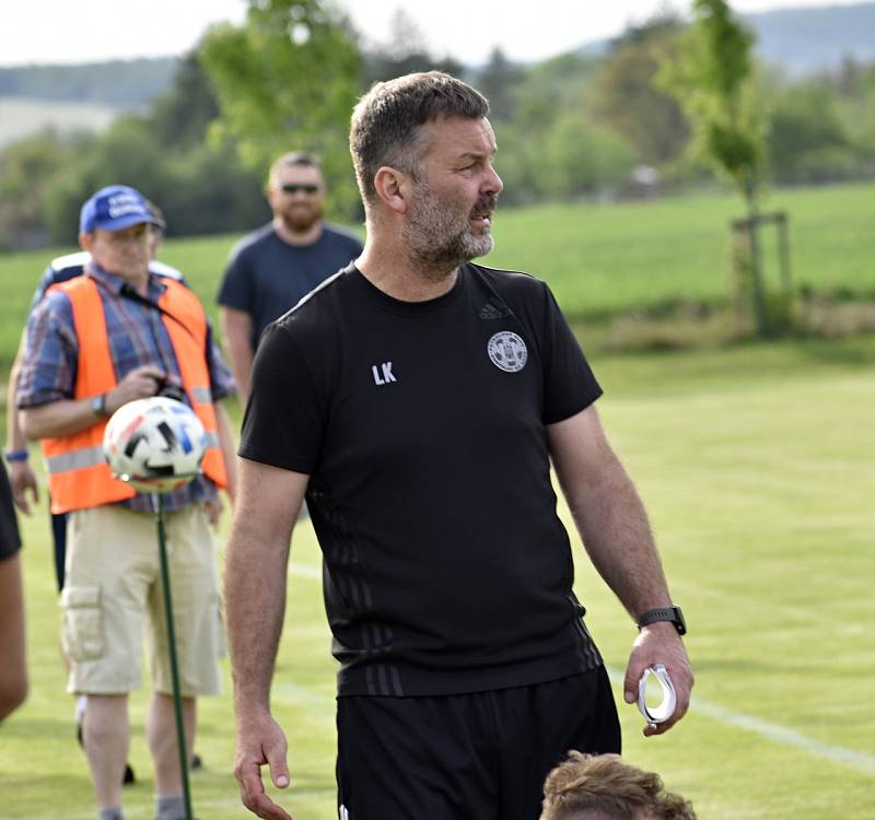 Fotbalové derby mezi Kostelcem na Hané (bíločervení) a Čechovicemi rozhodly až penalty. Trenér Kostelce Lubomír Keluc. 14.5. 2022