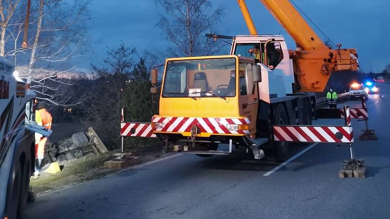 Vyprošťování havarovaného kamionu na dálnici D46 u Brodku u Prostějova, 5. března 2021