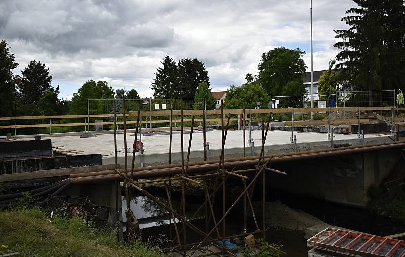 Betonáž rekonstruovaného mostu přes říčku Romži ve Vrahovicích znemožňuje průchod chodcům i cyklistům. 1.7. 2021