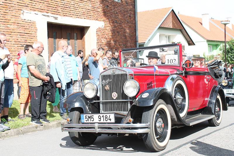 Přehlídka historických motorových vozidel v rámci soutěžní přehlídky Rallye na pohodu - z lázní do lázní. 18.8. 2019