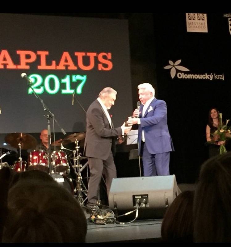 PŘÁTELÉ. Miroslav Černošek s Karlem Gottem na divadelní přehlídce Aplaus 2017.