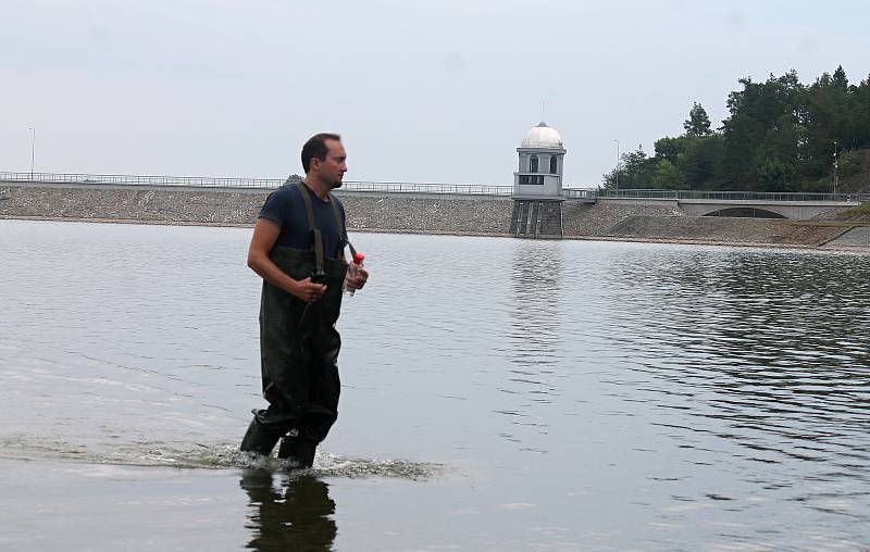 Hygienici měřili kvalitu vodu na plumlovské přehradě v pondělí 29.7. 2019