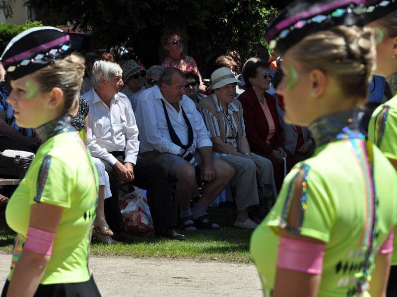 Na čtrnáctém ročníku Žvačkova festivalu dechových hudeb vystoupily i mažoretky