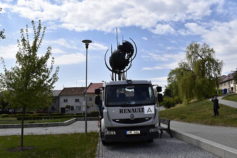 Ve středu 6. května 2020 byl před kosteleckou radnici instalován památník obětem II. světové války.