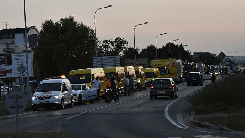 Třídenní dostaveníčko kamionů, trucků a dodávek v plumlovském kempu Žralok zahájila páteční jízda večerním Prostějovem. 23.7. 2021