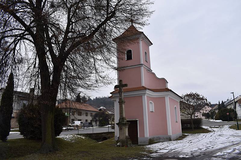 Slatinky jsou malou obcí krčící se ve stínu Velkého Kosíře.