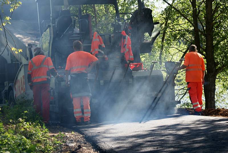 Stavba cyklostezky podél severního břehu plumlovské přehrady - 1. 6. 2020 (první den asfaltování a záběry z úseku od Plumlova k pláži U Lázničků)