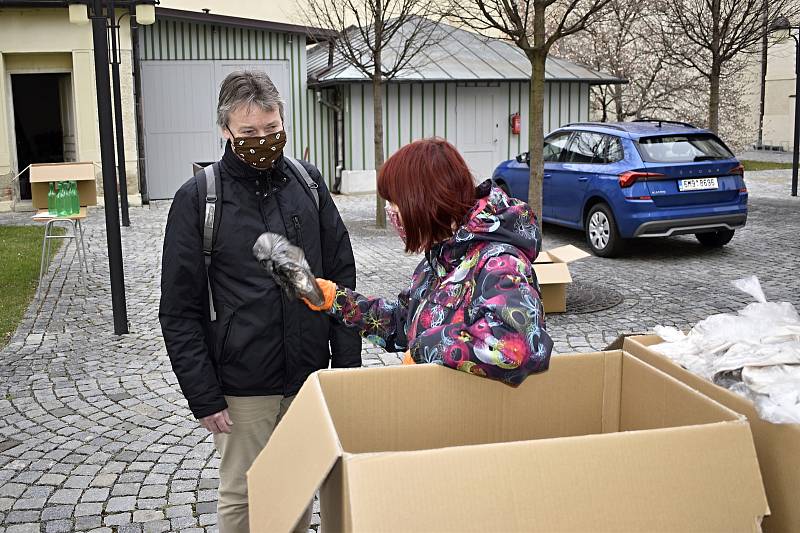 Vedení města Prostějova, se v průběhu středy a čtvrtka věnovalo výdeji roušek, látek a desinfekce všem občanům. 26.3. 2020