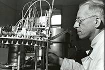 Otto Wichterle v laboratoři