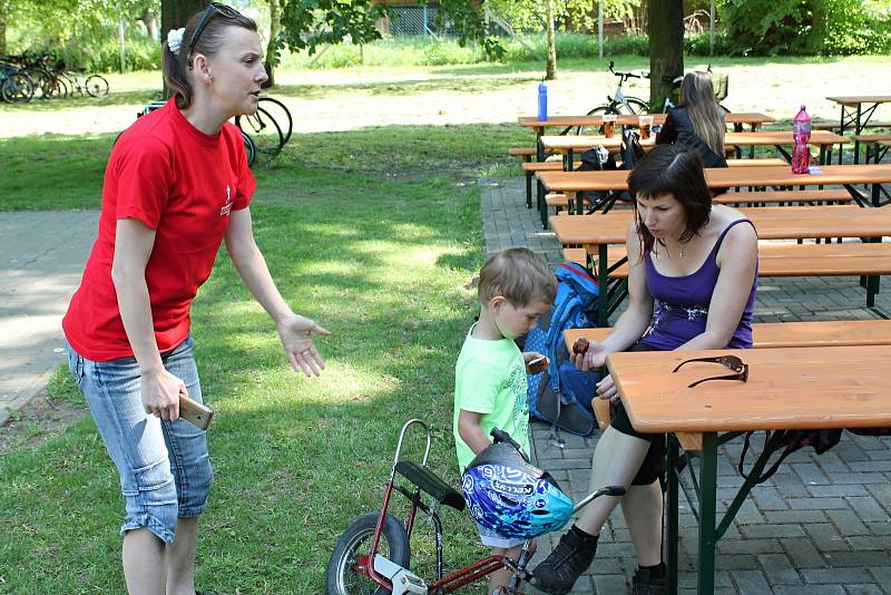 V předvečer Dne vítězství se ve Vrchoslavicích tradičně běhá přespolák.