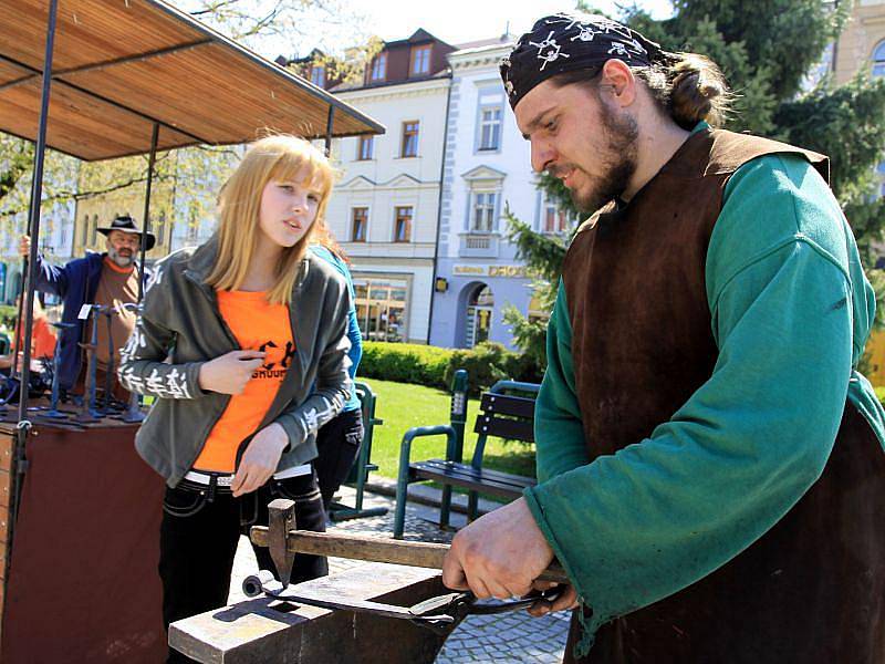 Pohladit si užovku, podívat se na žáby a čolky, pomazlit kůzle, obdivovat kováře či zručnost výrobkyně slaměných ozdob, to vše nabídly oslavy Dne Země v Prostějově.