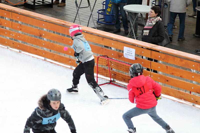 Víkendové ukončení provozu umělého kluziště na prostějovském náměstí T.G. Masaryka předeslal páteční školní turnaj ve florbale, kterého se zúčastnilo osm základních škol z Prostějova.