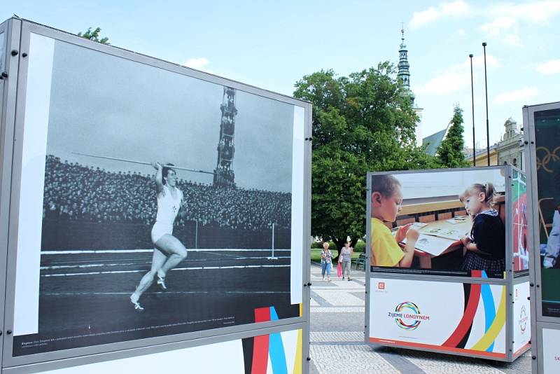 Výstava unikátních velkoformátových fotografií s olympijskou tematikou před prostějovskou radnicí