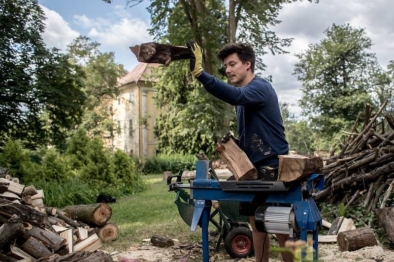 Matěj Stropnický na svém zámku v Osečanech v červenci 2019