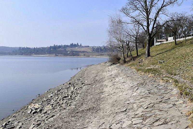 Plumlovská přehrada 26. března 2021. Velká rekonstrukce výpusti Plumlovské přehrady už běží. Nízká hladina odkrývá část dna a starou hráz