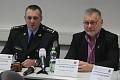 Brífink o rozsáhlé akci proti regionálním distributorům drog na Prostějovsku v roce 2018. Vpravo sedí šéf kriminálky Leo Haluza.