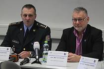Brífink o rozsáhlé akci proti regionálním distributorům drog na Prostějovsku v roce 2018. Vpravo sedí šéf kriminálky Leo Haluza.