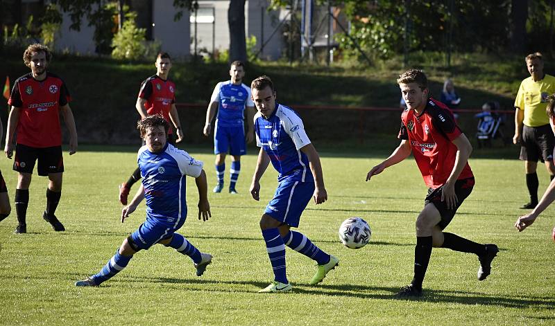 Fotbalové derby I.A třídy mezi Čechovicemi (v modrém) a Kostelcem na Hané. 20.9. 2020