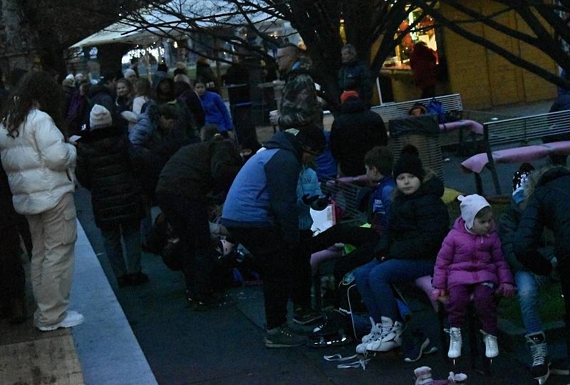 Prostějovské mobilní umělé kluziště zahájilo v pátečním podvečeru svůj provoz. 2.12. 2022
