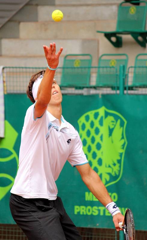 Na centrálním prostějovském kurtu proběhlo v neděli finále 1. ročníku turnaje kategorie Futures, ve kterém Jiří Veselý (v černobílé kombinaci) porazil Rakušana Dominica Thiema dvakrát 6:4 a připsal si 27 bodů do žebříčku ATP.