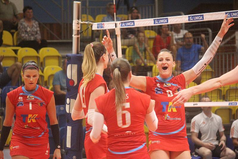 Volejbalistky Prostějova (v červeném) vyhrály první utkání finálové série s Olomoucí