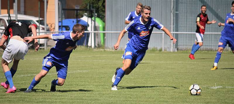 Přípravný zápas mezi Prostějovem (v červeném) a juniorkou Sigmy Olomouc.