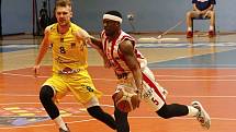 Basketbalisté Olomoucka (ve žlutém) porazili ve 2. zápase čtvrtfinále Pardubice 102:91.
