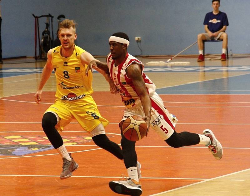 Basketbalisté Olomoucka (ve žlutém) porazili ve 2. zápase čtvrtfinále Pardubice 102:91.