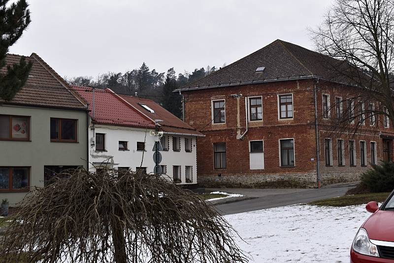 Slatinky jsou malou obcí krčící se ve stínu Velkého Kosíře.