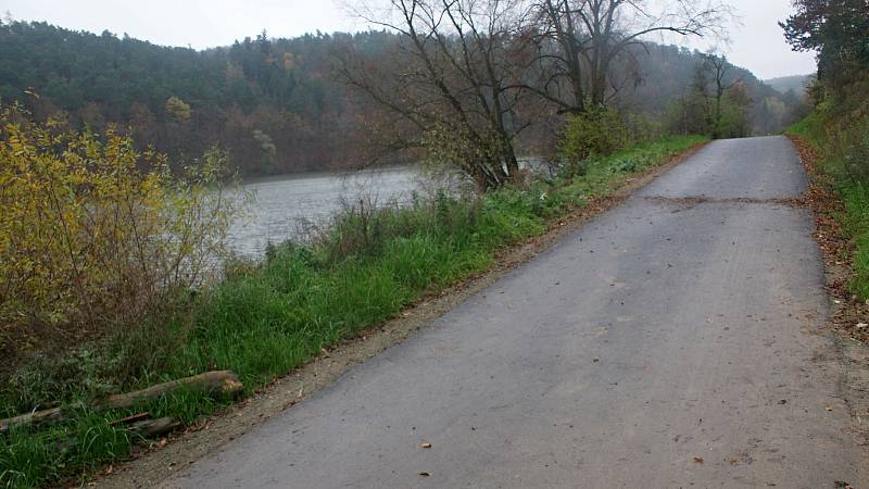 Stavba cyklostezky podél severního břehu plumlovské přehrady - 16. 11. 2020 - nové zábradlí a dopravní značení