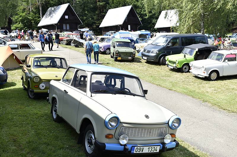 Majitelé nesmrtelných východoněmeckých vozidel se sešli o víkendu v plumlovském kempu Žralok. 2.7. 2022