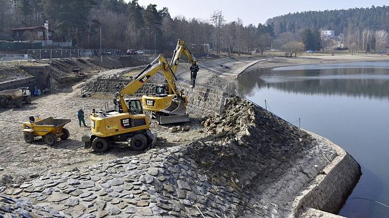 Plumlovská přehrada 26. března 2021. Velká rekonstrukce výpusti Plumlovské přehrady už běží. Nízká hladina odkrývá část dna a starou hráz