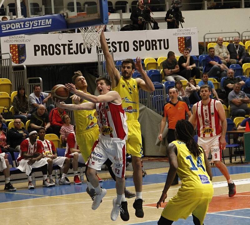 Basketbalisté Olomoucka (ve žlutém) porazili ve 2. zápase čtvrtfinále Pardubice 102:91.