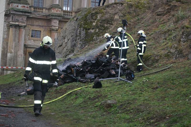 Požár jedné z hospodářských budov nízkého zámku v Plumlově. Dohašovací práce – úterý ráno.